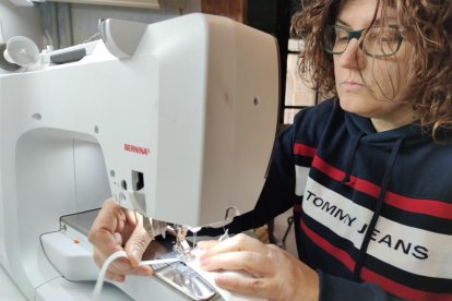 Mascarillas seguras para evitar contagios -  Las voluntarias que están confeccionando mascarillas en sus casas recuerdan que estos sistemas de protección solo sirven para “proteger a las personas que no están enfermas”. En la foto, Mercè Ga ...