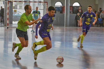 Una acció del partit d’ahir entre el Lamsauto i l’Escola Pia Sabadell.