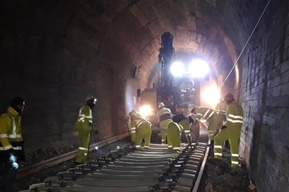 Las imágenes muestran trabajos nocturnos llevados a cabo ayer en un tramo de la línea en la Noguera.