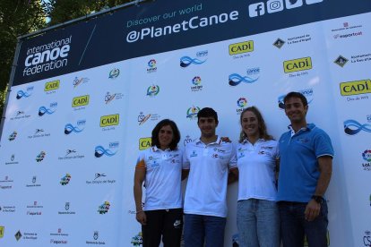 Maialen Chourraut, Miquel Travé i Núria Vilarrubla, amb el seleccionador Guillermo Díez-Canedo.