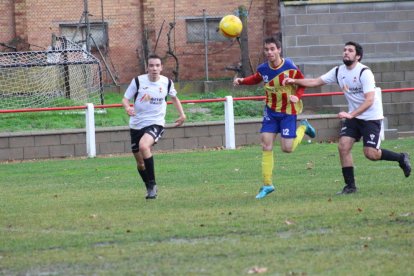 Ruiz, del Bellpuig, autor del gol de la victòria, lluita l’esfèric amb un jugador del Vallfogona.