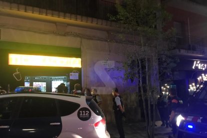 Un pub veta la entrada a personas sin mascarilla en Lleida y la policía tiene que intervenir