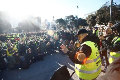 El portavoz de la Asociación Profesional Élite Taxi Tito Alvarez se dirige a sus compañeros durante una asamblea .