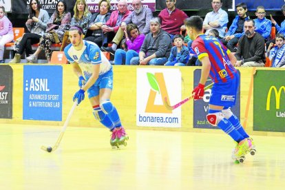 Roc Llisa, frente a Bruno Di Benedetto, durante el partido de hace unas semanas en Lleida.