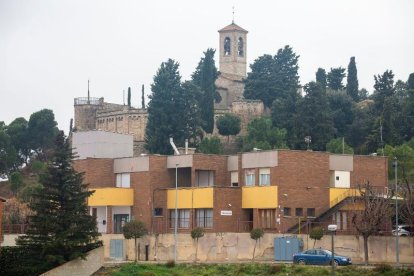 Vista del edificio que acoge el albergue, entre otros servicios. 