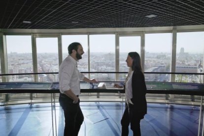 Pere Estupinyà y Soledad Antelada, ingeniera en ciberseguridad.