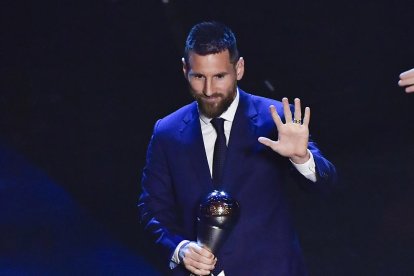 Leo Messi saluda després de rebre el guardó de la FIFA.