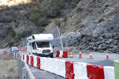 Los vehículos ya circulaban ayer por el paso provisional en la C-13 en Llavorsí después de 48 horas cortada. 