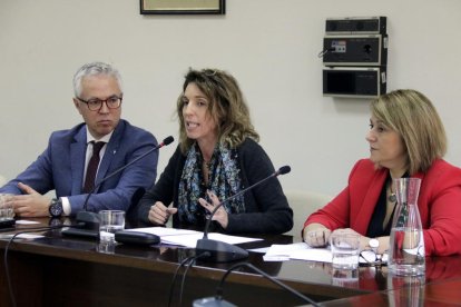 La consellera de Empresa y Conocimiento, Àngels Chacón, con la alcaldesa de Aitona, Rosa Pujol, y el director general de Turismo, Octavi Bono.