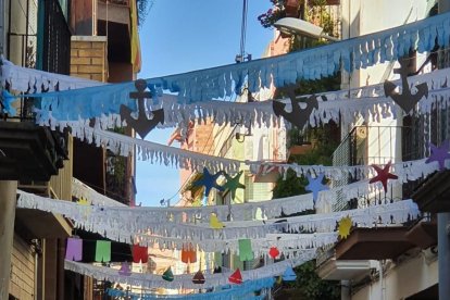 Un carrer de la Granja engalanat ahir per les festes.