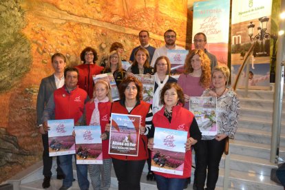 Autoritats i voluntaris de la campanya “Aitona en flor”.