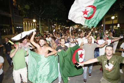 Els seguidors algerians van prendre els carrers de Lleida amb banderes i càntics del seu país.