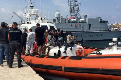 Imatge d’arxiu d’una embarcació amb migrants arribant a un port italià.