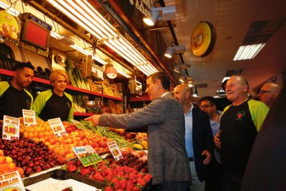 Pedro Sánchez aprovechó ayer para hacer campaña en un mercado.