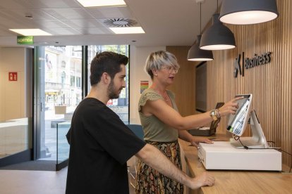 La oficina Business está ubicada en la Avenida Blondel, en el conocido como edificio del Montepío.