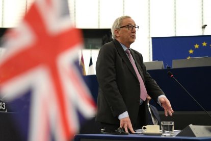 El presidente de la Comisión Europea, Jean-Claude Juncker, alertó que deberán convocar elecciones.