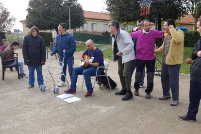 Usuarios de Aspros participan en actividades durante el confinamiento en la Residencia Empresseguera. 