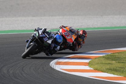 Àlex Màrquez por delante  de Marc, durante la sesión de ayer en el circuito de Cheste.