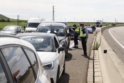 Control de Mossos ahir a l’Ll-11, als Alamús, per evitar desplaçaments a segones residències.