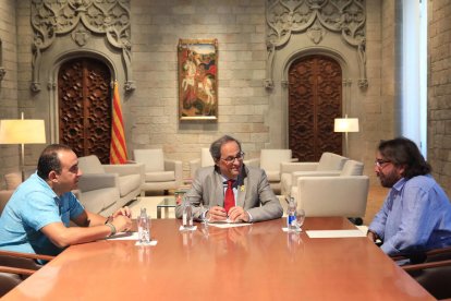 El president Quim Torra junto a los secretarios de CCOO y UGT, Javier Pacheco y Camil Ros.