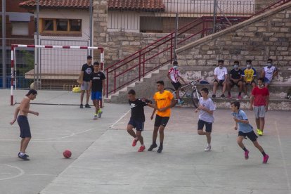 Adolescents jugant al pati d’una escola de Tàrrega.