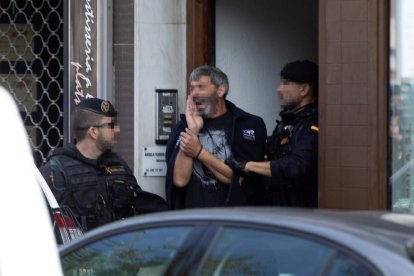 Agents de la Guàrdia Civil traslladen un dels activistes independentistes arrestats ahir, a Sabadell.