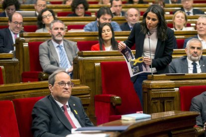 La polémica por los lazos centró la sesión del Parlament de ayer. En la imagen, Arrimadas rompe uno.