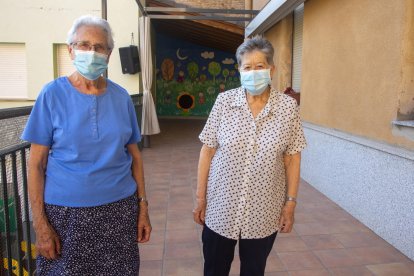 María Paz de Lama y Justina Moreno, en el patio del colegio.