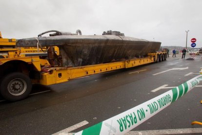 Vista del narcosubmarino hundido en la ría de Adán, en Cangas (Pontevedra), el pasado noviembre. 