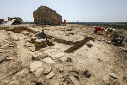 Los trabajos de excavación han sacado a la luz la planta del antiguo edificio en el que estaba el arco.