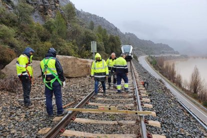 Operaris del tren van arreglar la via el mateix dia 23 de gener.