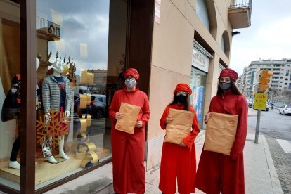 Integrants de la Missatgeria Reial de Balaguer al recollir cartes.