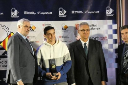 Samuel Bean recibe su trofeo de karting