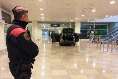 Los Mossos registran el vehículo que ha accedido a la terminal 1 del aeropuerto de El Prat.