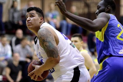 Michael Buchanan durant un partit amb el Kalev, club des del qual arriba al Força Lleida.