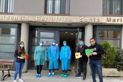 Jóvenes migrantes de la Noguera repartieron cartas y rosas por Sant Jordi en residencias de Balaguer.