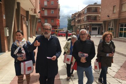 Larrosa, acompañado de miembros de su candidatura, durante su visita al barrio del Secà de Sant Pere. 