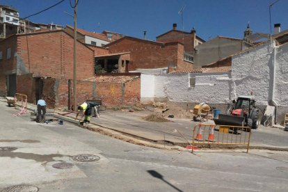 Imagen de las obras en la plaza Carrer Nou de Almenar. 