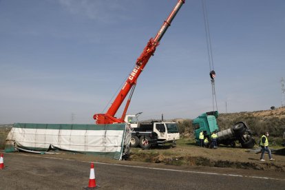 Un tràiler bolca a la carretera N-240 entre Lleida i Juneda