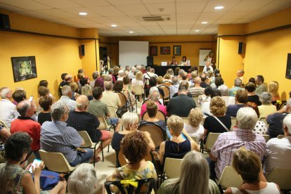 Multitudinaria conferencia de Bea Talegón sobre política