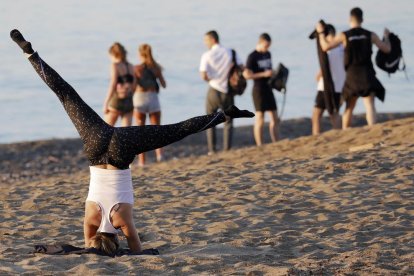 La platja de la Barceloneta mostra aquests dies imatges que disten molt del que estableix el pla de desconfinament.