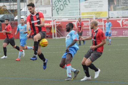 El capità de l’EFAC, Viladegut, talla una pilota en una acció del partit.