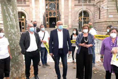 Mireia Boya, Lluís Guinó, Lluís Corominas, Anna Simó i Ramona Barrufet, poc abans d’entrar al TSJC.