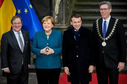 La canciller alemana Angela Merkel y el presidente galo, Emmanuel Macron, ayer en Aquisgránb.