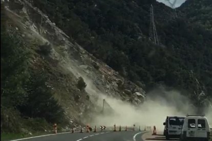 Fotograma extraído del vídeo en el momento del alud de rocas.