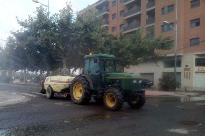 Imatge dels treballs de desinfecció de carrers que es van dur a terme ahir a Almacelles.