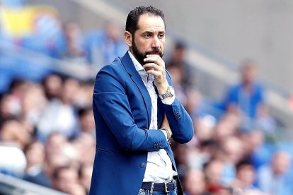 Pablo Machín, con cara de preocupación, en un momento del partido de ayer.