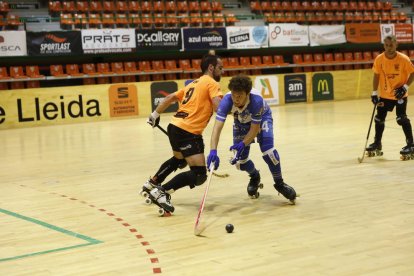 Àlex Joseph, un dels nous fitxatges del Llista, supera Pol Vives en una acció del partit d’ahir.