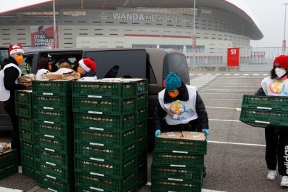 Los menús de la ONG del chef José Andrés llegando al Wanda Metropolitano, ayer por la mañana. 