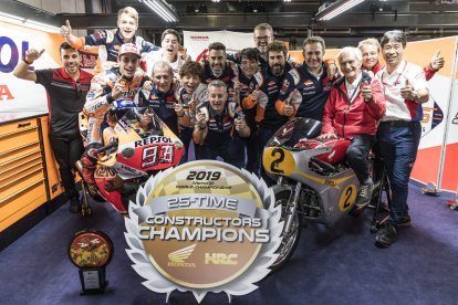 Marc Màrquez i tot el seu equip, al costat de l’excampió mundial Jim Redman, a cavall de la moto que va pilotar a la seua època, celebren el títol mundial de constructors que van donar a Honda, precisament al seu circuit.